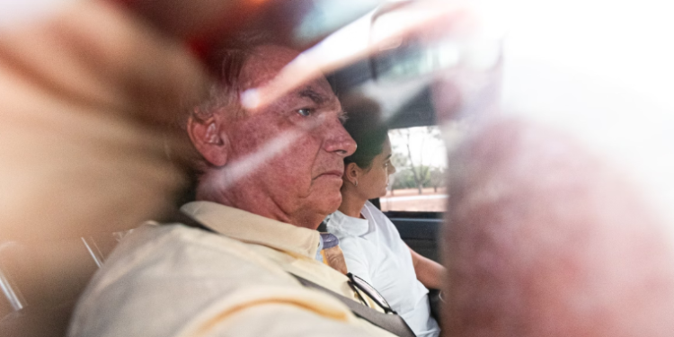 Bolsonaro faz ressonância após passar mal à noite em hospital do DF