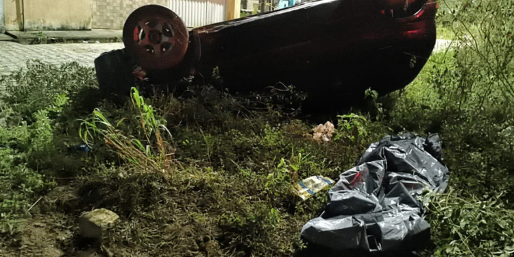 Homem morre em capotamento de carro em Arapiraca; gestante e três crianças sofrem ferimentos