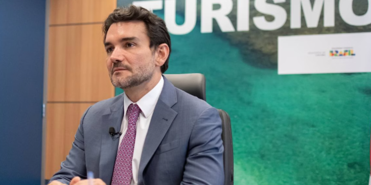 Para seguir no governo, Sabino avalia pedir licença do União Brasil