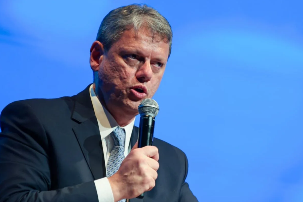 “Recolhido”, Tarcísio visita Bolsonaro pela 1ª vez após condenação