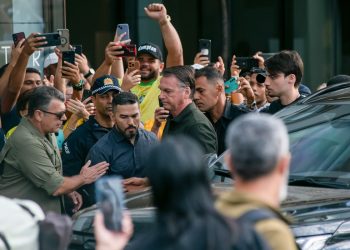 Carlos diz que comboio que levou Bolsonaro ao hospital é “humilhação”
