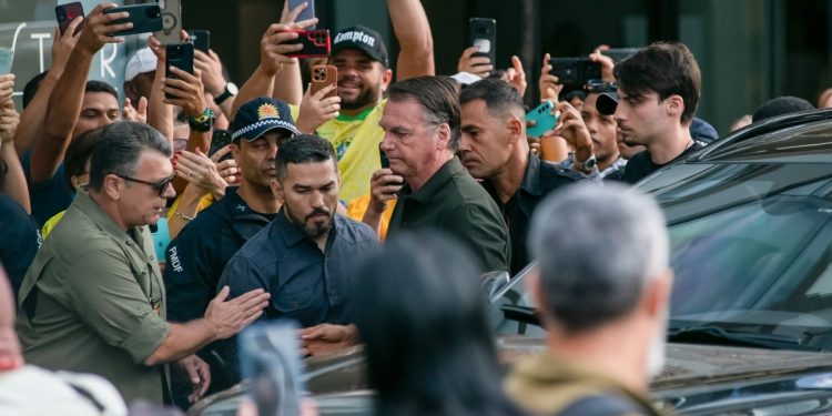 Carlos diz que comboio que levou Bolsonaro ao hospital é “humilhação”