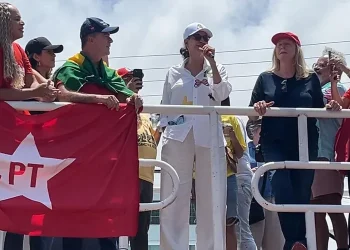 Com Simone no trio, ato contra PEC das Prerrogativas reúne milhares de pessoas na orla de Maceió