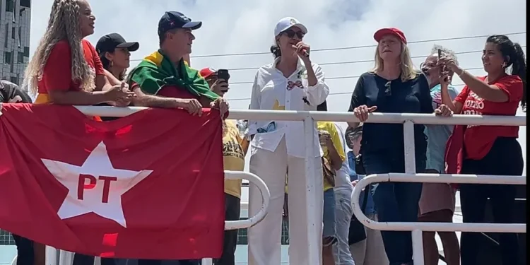 Com Simone no trio, ato contra PEC das Prerrogativas reúne milhares de pessoas na orla de Maceió