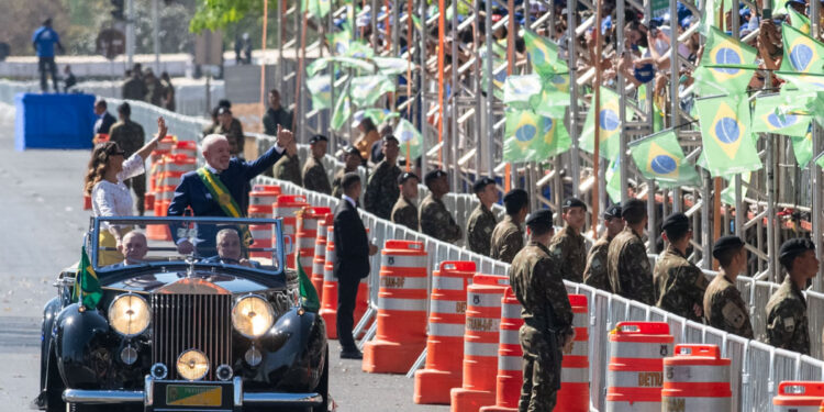 Direita e esquerda protestam em Brasília durante o desfile de 7 de Setembro