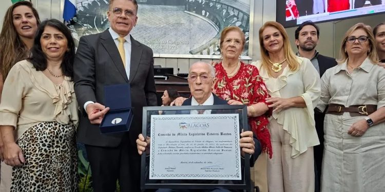 Dr. Milton Hênio é homenageado pela Assembleia com Comenda do Mérito Legislativo Tavares Bastos
