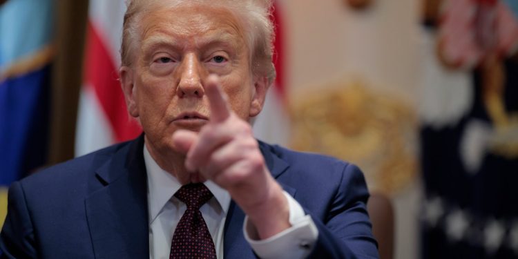 Justiça decide que demissões em massa do governo Trump foram ilegais