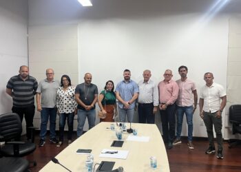 Thiago Prado, Givaldo Carimbão e representantes de comunidades discutem acolhimento no tratamento da dependência química