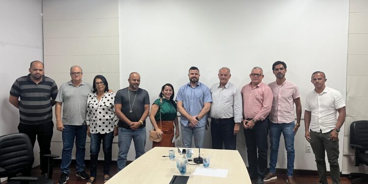 Thiago Prado, Givaldo Carimbão e representantes de comunidades discutem acolhimento no tratamento da dependência química