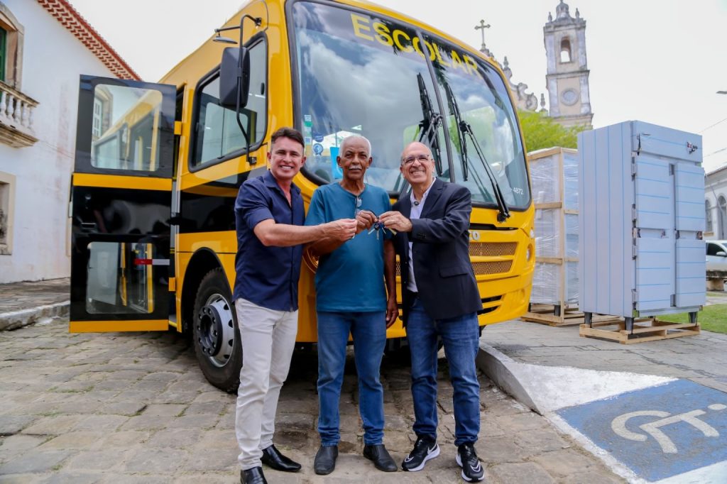 Prefeitura de Penedo amplia investimentos em educação com mais ônibus e câmaras frigoríficas