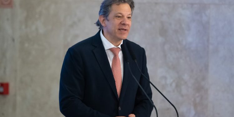 Haddad não vai à ONU e cobra resposta do Congresso sobre fraudes fiscais no setor de combustíveis