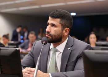 Deputado Fabio Costa fortalece investigações e emplaca medidas de inclusão em projetos na Câmara