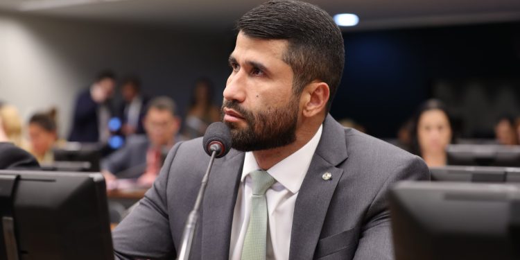 Deputado Fabio Costa fortalece investigações e emplaca medidas de inclusão em projetos na Câmara