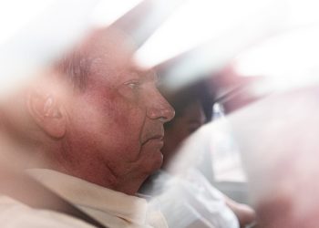 “Sol a vida toda sem proteção”, diz médico de Bolsonaro sobre câncer