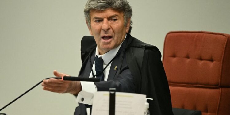 Fux pede “calibragem” na delação de Mauro Cid e critica acusações no julgamento de Bolsonaro