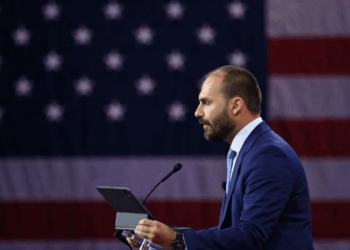 Eduardo Bolsonaro fala em envio de caças dos EUA ao Brasil e diz: “Eu prefiro a guerra”