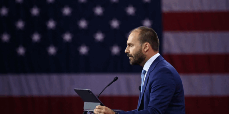 Eduardo Bolsonaro fala em envio de caças dos EUA ao Brasil e diz: “Eu prefiro a guerra”