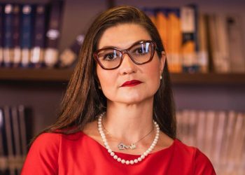 Filha de ministro do STF é alvo de cusparada e ofensas em universidade