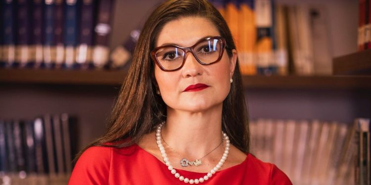 Filha de ministro do STF é alvo de cusparada e ofensas em universidade