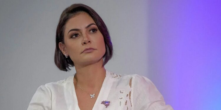 Michelle publica mensagem religiosa após defesa do ex-presidente em julgamento