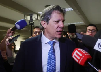 Haddad: Eduardo deve voltar ao trabalho e parar de “passar vergonha”