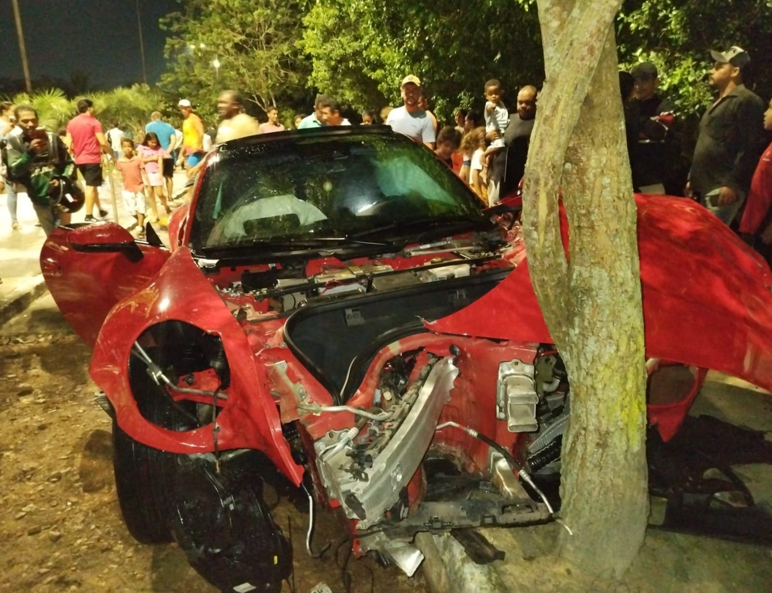 Carro de luxo fora de controle causa tumulto em Arapiraca