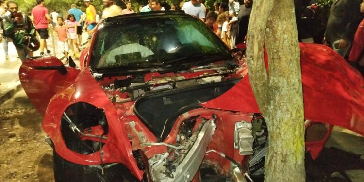 Carro de luxo fora de controle causa tumulto em Arapiraca
