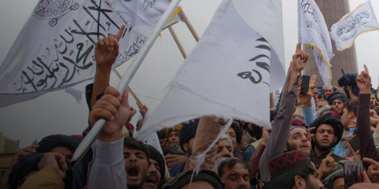 Trump deixa ameaças de lado e passa a negociar com o Talibã