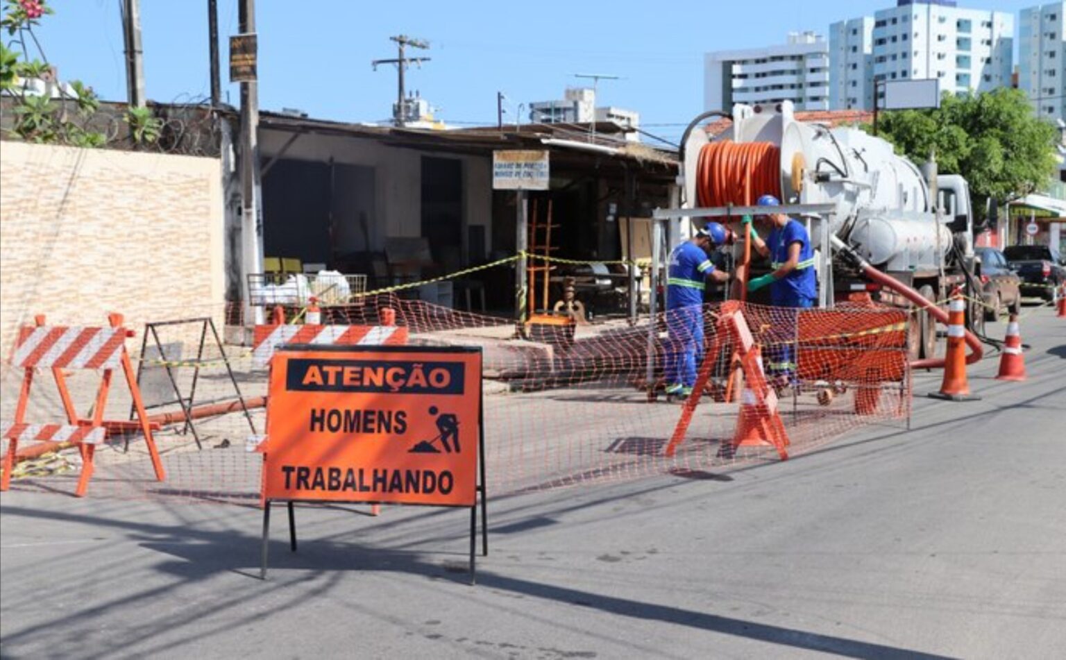 Operação em Maceió flagra vazamento de esgoto da BRK em rede de águas pluviais