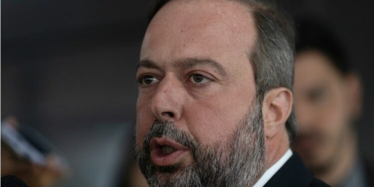 País pode precisar de defesa nuclear, afirma ministro de Minas e Energia