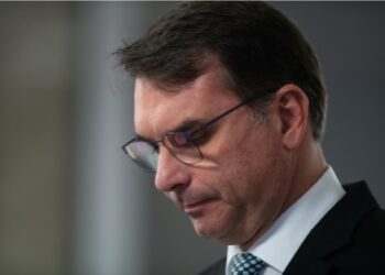 Flávio Bolsonaro critica decisão do STF sobre condenação do pai