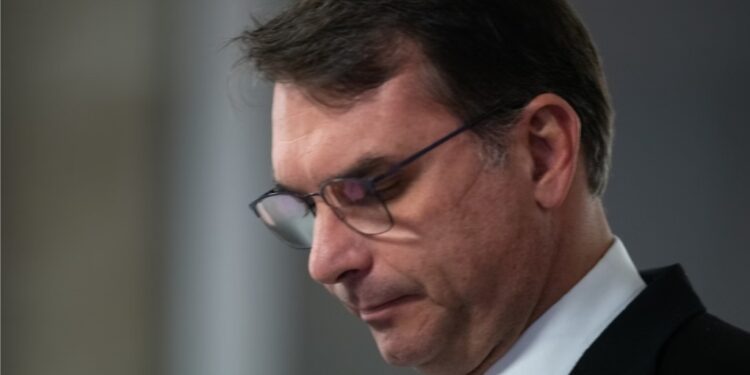 Flávio Bolsonaro critica decisão do STF sobre condenação do pai