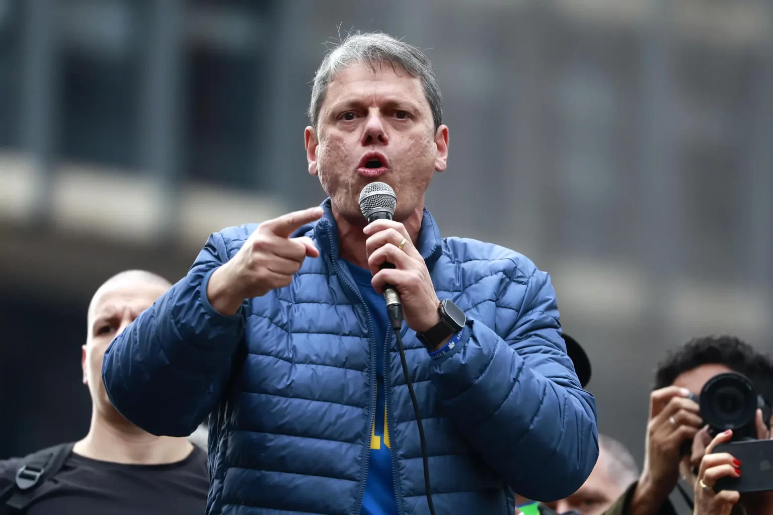 Tarcísio promete luta por anistia a Bolsonaro e diz não temer desgaste