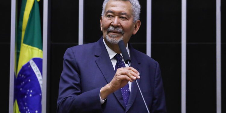 Deputado Paulão recebe a mais alta comenda do TRT/AL