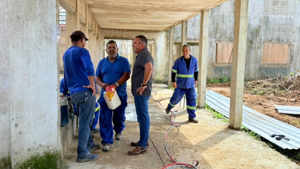Luciano Marinho acompanha retomada das obras na Escola Yeda