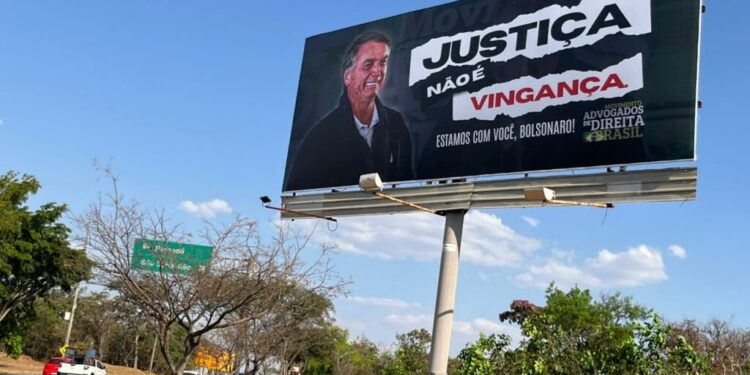 Grupo de advogados espalha outdoors: ‘Justiça não é vingança’