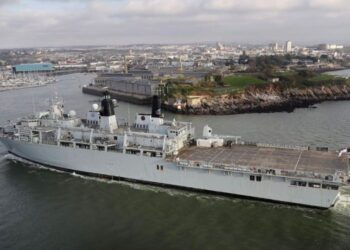 Marinha do Brasil compra navio de guerra HMS Bulwark do Reino Unido