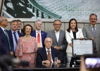 Deputada Fátima Canuto homenageia Dr. Milton Hênio com Comenda do Mérito Legislativo Tavares Bastos em sessão emocionante