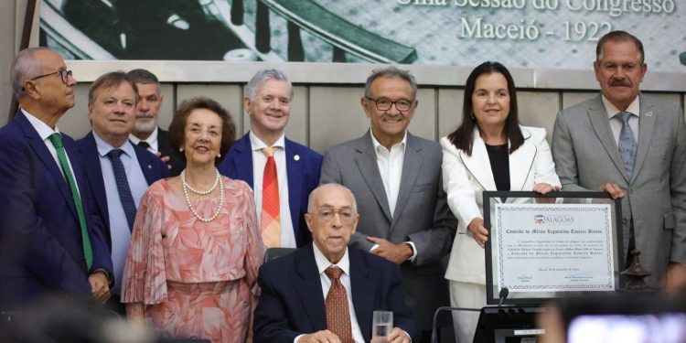 Deputada Fátima Canuto homenageia Dr. Milton Hênio com Comenda do Mérito Legislativo Tavares Bastos em sessão emocionante