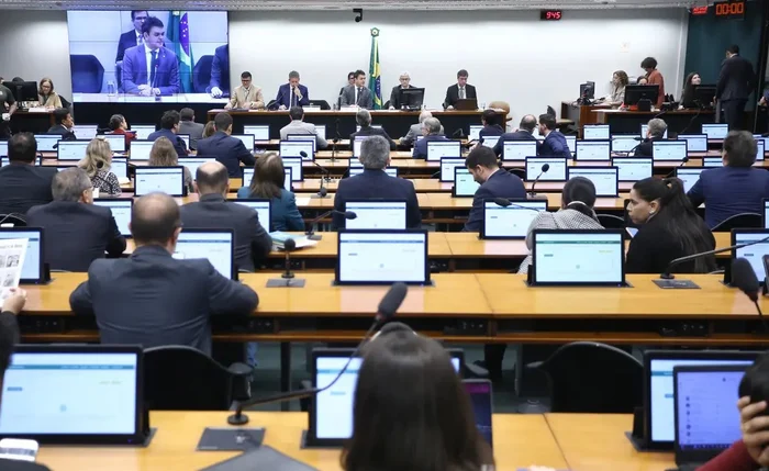 Comissão aprova checagem de dados para ativar celular pré-pago