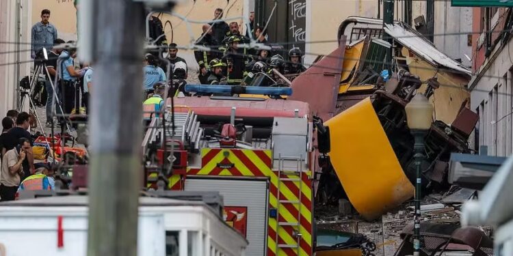 Três mortos e vinte feridos em acidente com bondinho turístico em Lisboa