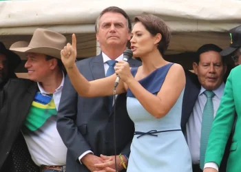 Michelle admite deslizes em falas de Bolsonaro: “Mas não rouba”