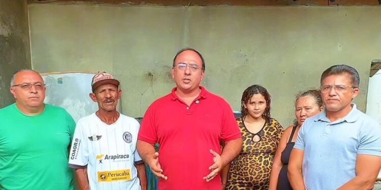 Prefeito Leandro Silva anuncia reconstrução da casa de família que perdeu tudo em incêndio, em Junqueiro