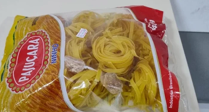 Homem é preso com drogas escondidas em pacotes de macarrão em Maceió