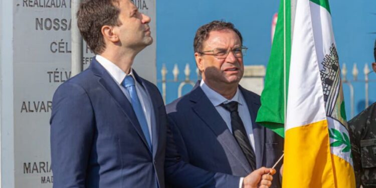 Arapiraca inicia comemorações do 7 de Setembro com representantes da terra hasteando as bandeiras