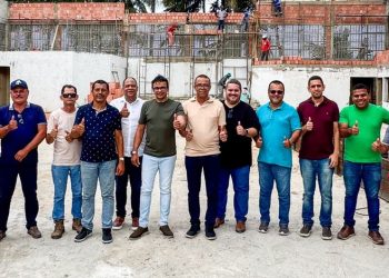 Prefeito Ellisson Santos e vereadores inspecionam obra de ginásio e celebram união por Passo de Camaragibe