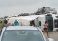 BR-101 é parcialmente bloqueada em Junqueiro após carreta tombar