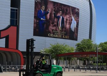 EUA: homem armado é preso ao tentar entrar no funeral de Charlie Kirk