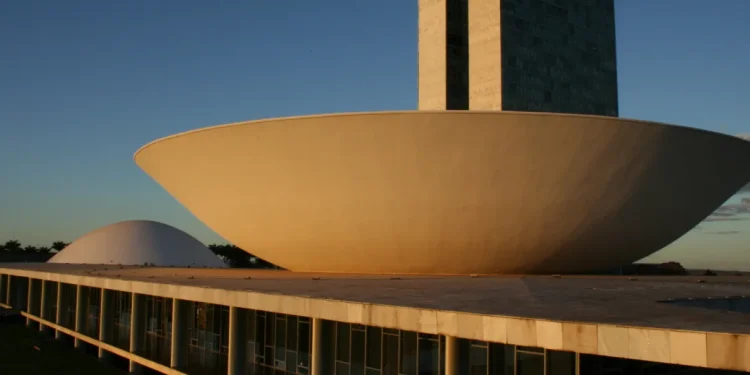 Entenda a PEC da Blindagem e seus efeitos sobre prisões de deputados e decisões do STF