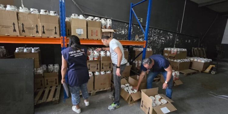 Operação policial apreende 4 toneladas de whey e creatina adulterados vendidos em sites conhecidos
